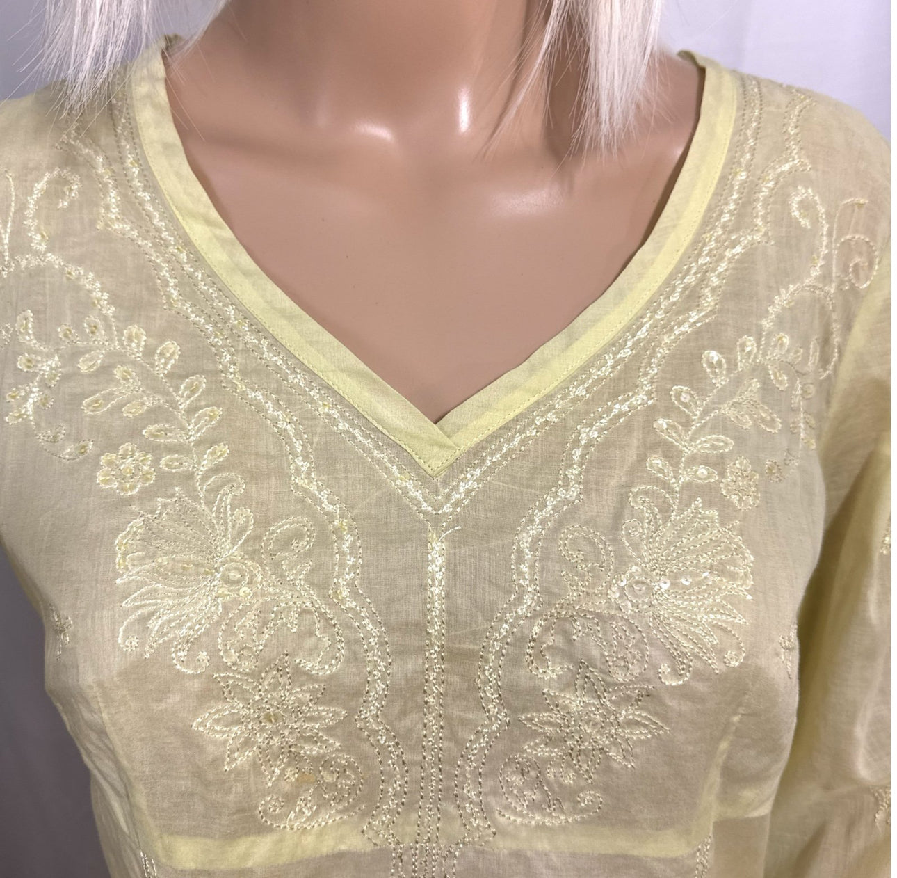 Ann Taylor Blouse Women’s Light Yellow Embroidered Top Semi Sheer V Neck Sz 6