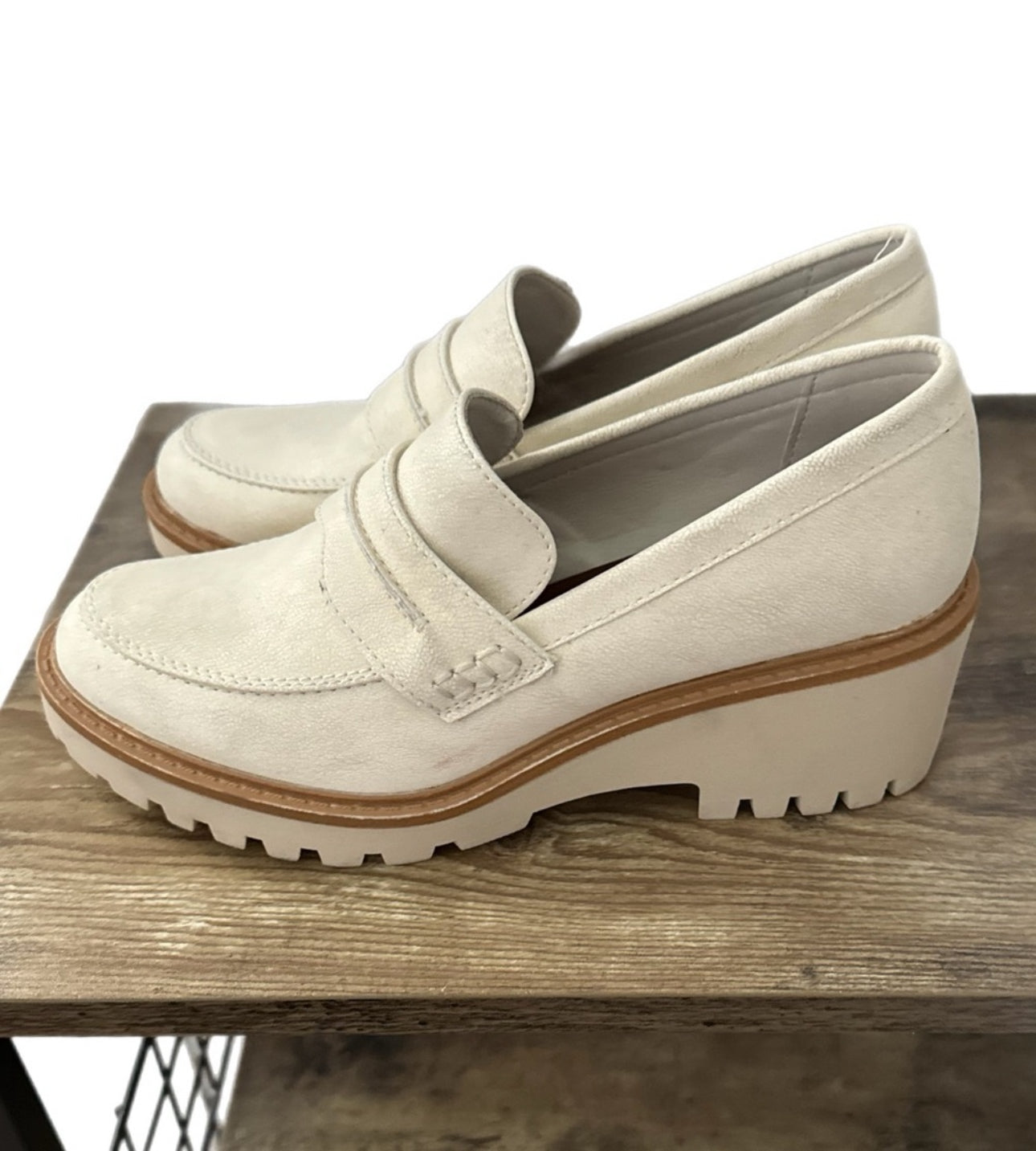 Maurices SuperCush Sydney Loafers Preppy 90s Style Vegan Leather in Cream Sz 6