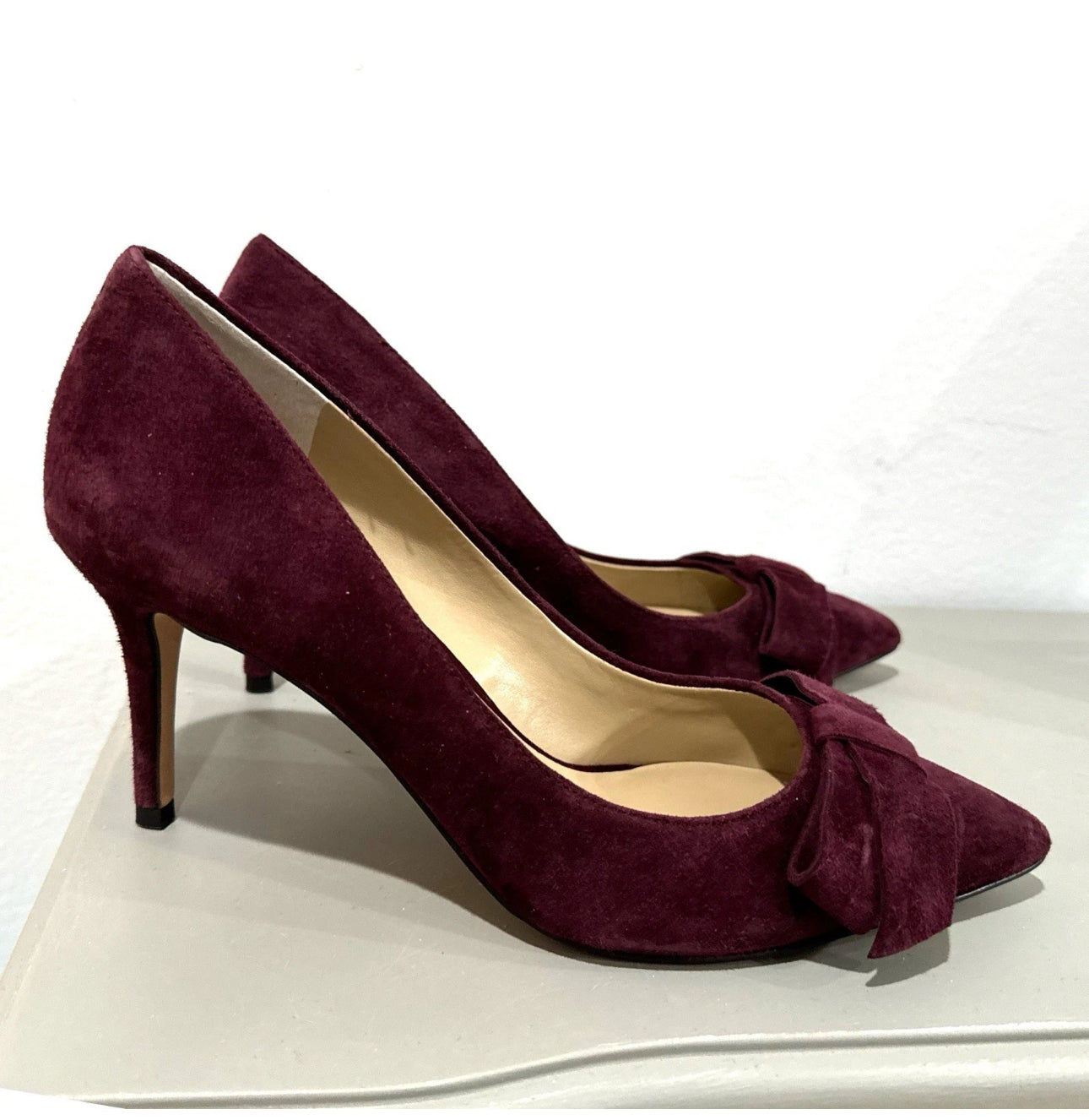 ANN TAYLOR Burgundy Suede Heels Pointy Toe Classic with Bow Detail Women’s Size 9