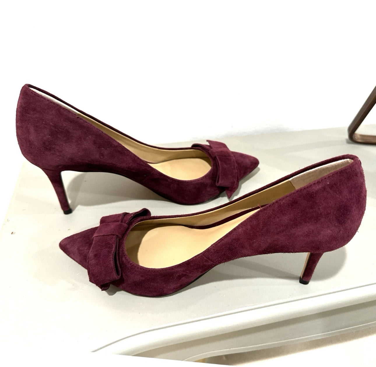 ANN TAYLOR Burgundy Suede Heels Pointy Toe Classic with Bow Detail Women’s Size 9