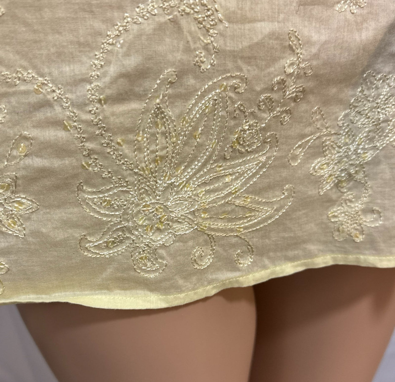 Ann Taylor Blouse Women’s Light Yellow Embroidered Top Semi Sheer V Neck Sz 6