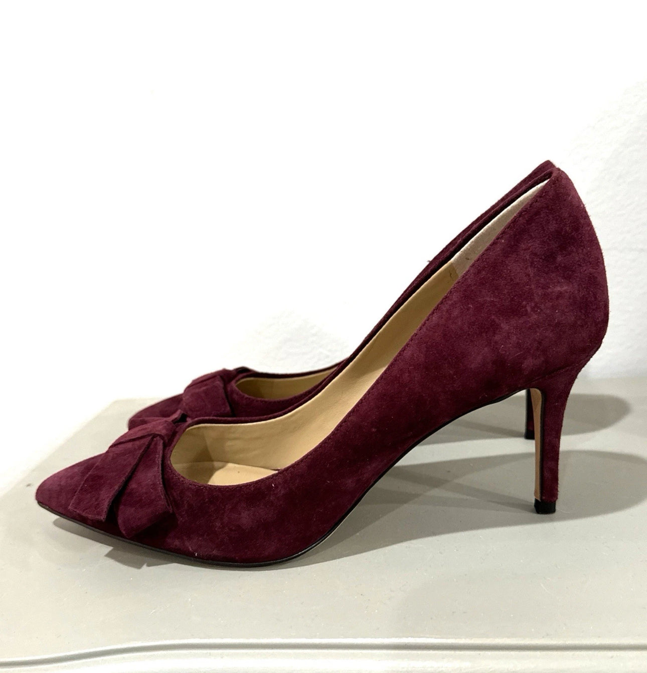 ANN TAYLOR Burgundy Suede Heels Pointy Toe Classic with Bow Detail Women’s Size 9